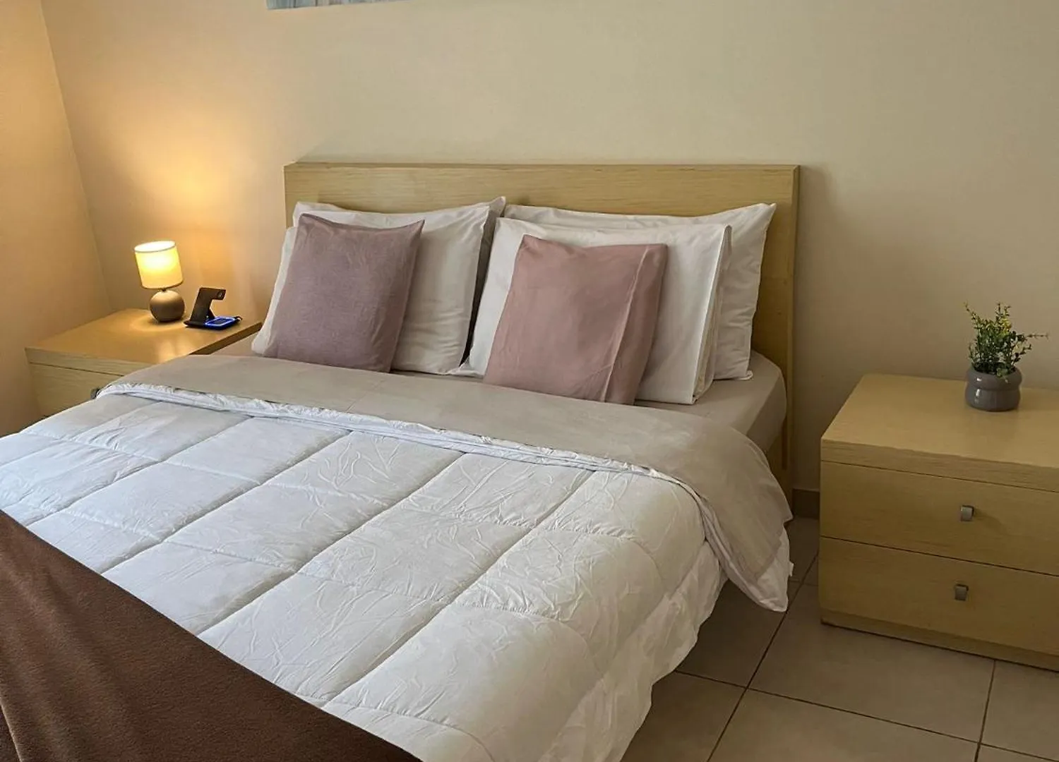Bed & Breakfast Cozy Room With Private Bathroom And Balcony Views Gzira